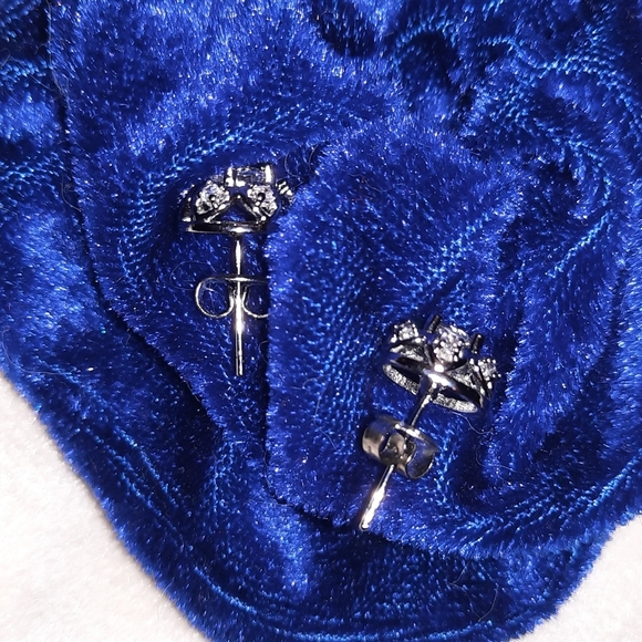 Sterling Silver 7 Crystal Stud Wreath/Floral Shape Stud Earrings - Picture 9 of 12